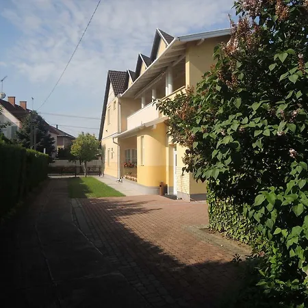 Panzio Status Apartment Hajduszoboszlo Exterior photo